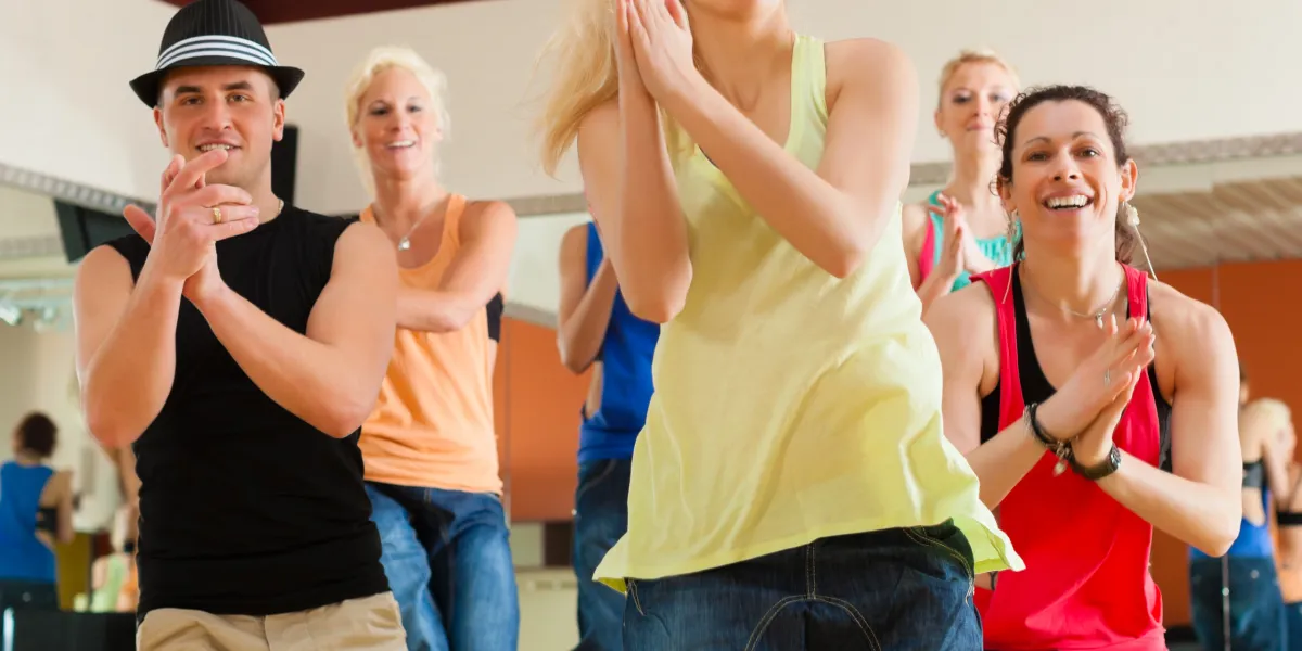 A group dance class moving together